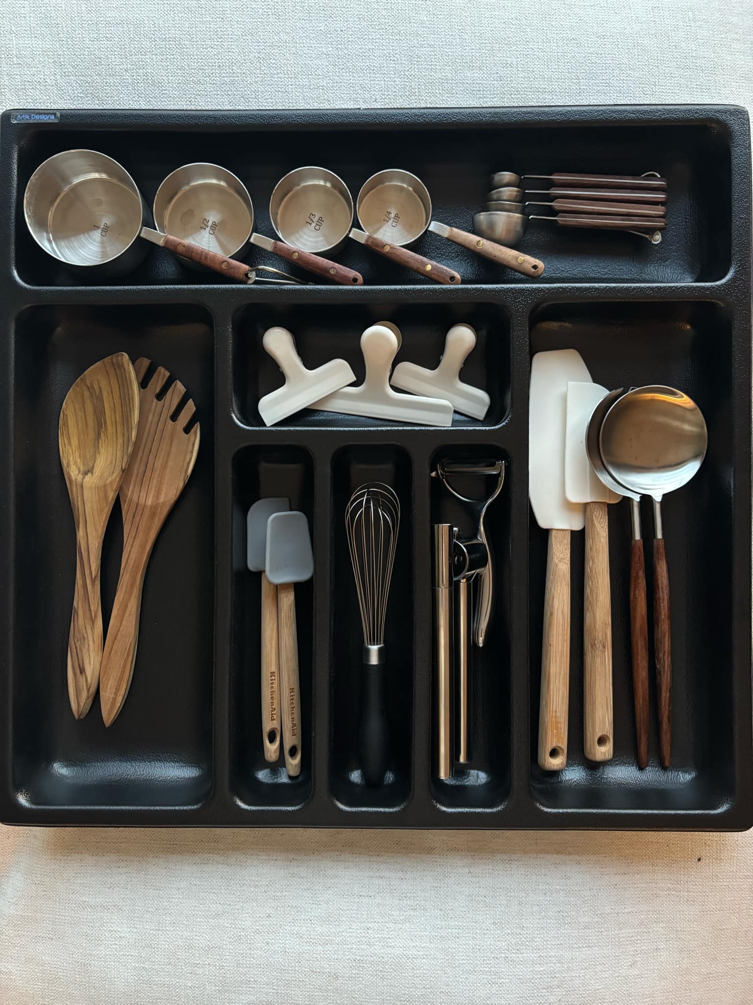 Séparateur de tiroir Artik Designs présenté avec des ustensiles de cuisine