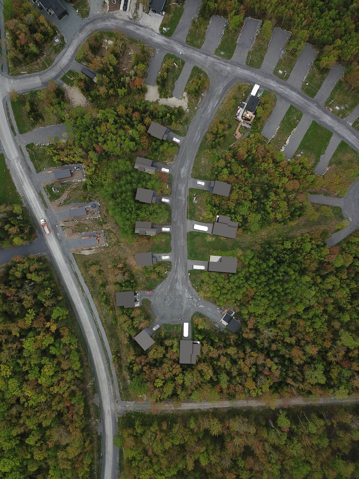 Vue aérienne des chalets EcoCoves parmi les arbres à Adstock